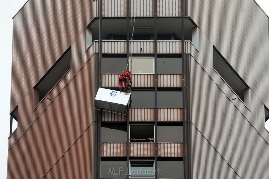 Gondel mit 2 Arbeiter blieb haengen Uni Center Koeln Luxemburgerstr P16.jpg